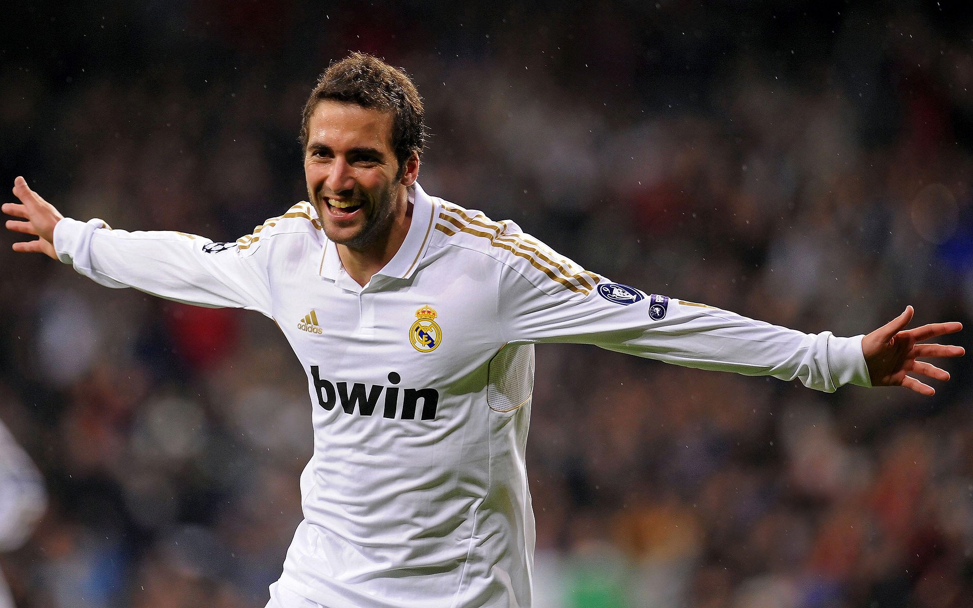 日本队不断突破！，姆巴佩连续七场比赛得分超过重返赛场全场沸腾不已