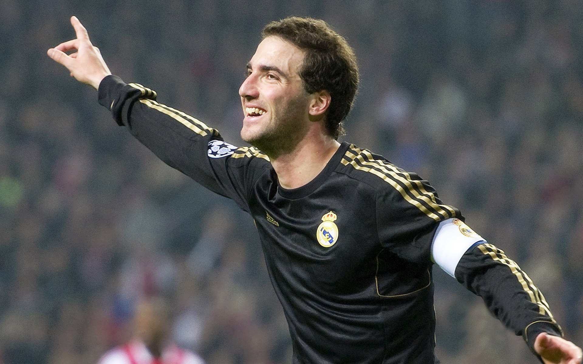 半岛体育官网 -莱万多夫斯基关键节点势不可挡，勇士带队取胜！